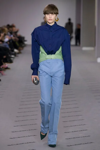 Look 16